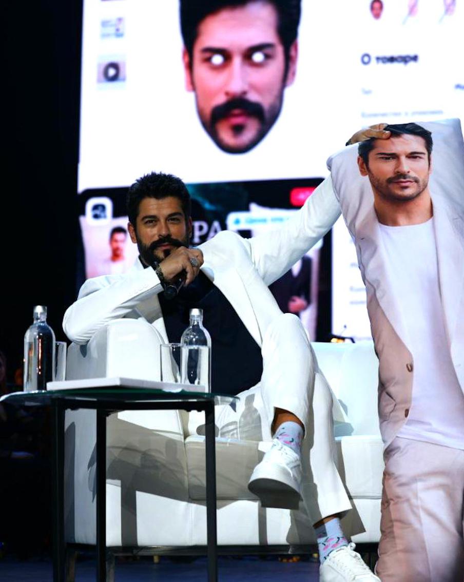 Бурак Озчивит встретился с поклонниками в Москве. Среди них были женщины, чьи судьбы он изменил