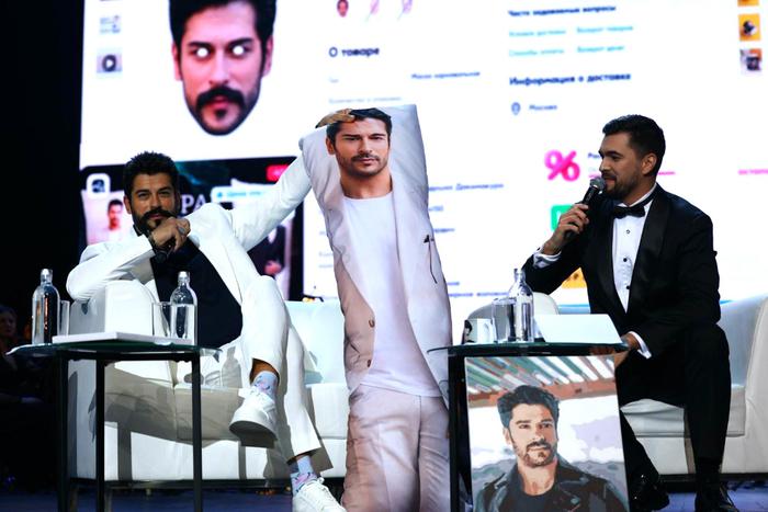 Бурак Озчивит встретился с поклонниками в Москве. Среди них были женщины, чьи судьбы он изменил