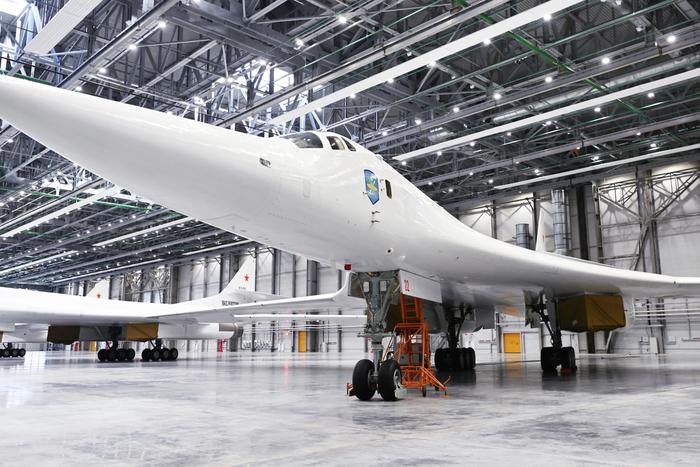 Владимир Путин совершил полёт на Ту-160М. Борт "Илья Муромец" взлетел с полосы Казанского авиационного завода им. Горбунова