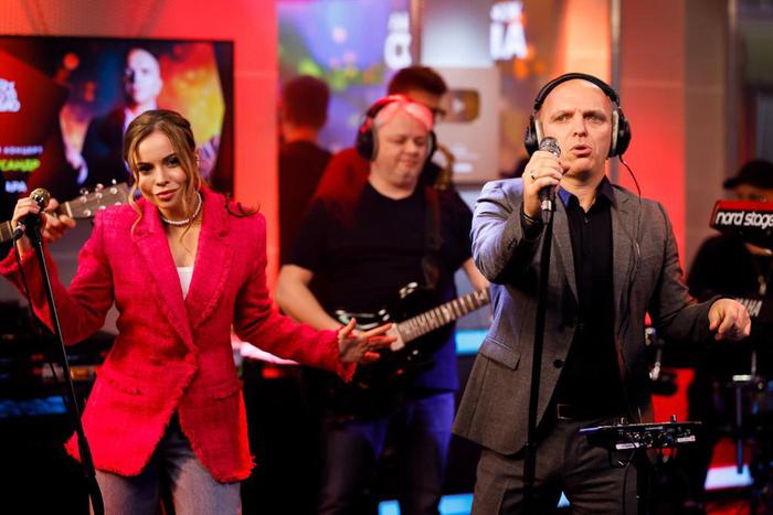 Александр Шоу вместе с группой "Непара" спели для ведущих шоу "Мурзилки Live" и поделились планами на будущее