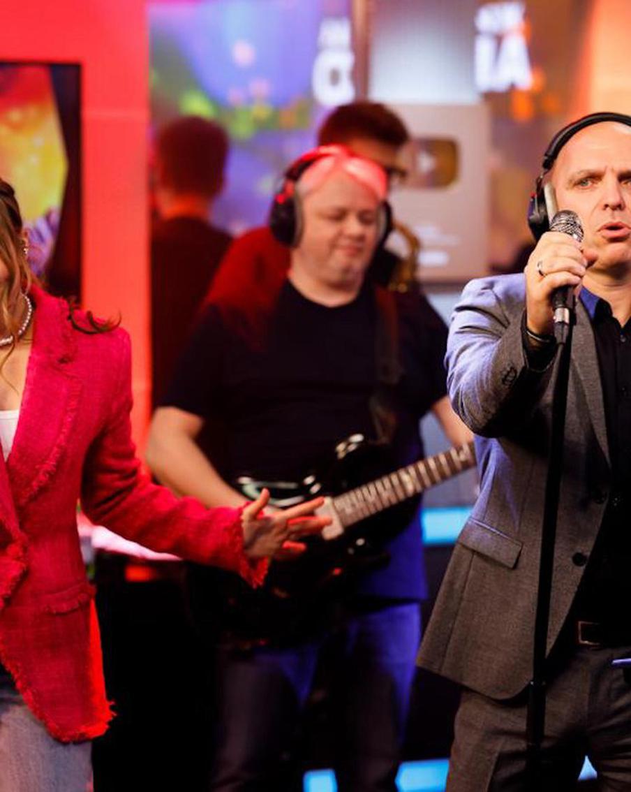 Александр Шоу вместе с группой "Непара" спели для ведущих шоу "Мурзилки Live" и поделились планами на будущее