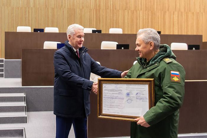 Собянин и Шойгу осмотрели отреставрированное здание штаба Московского военного округа