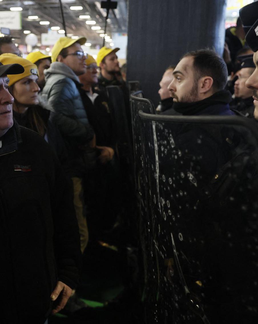 Протестующие фермеры прорвались на сельхозвыставку с участием Макрона