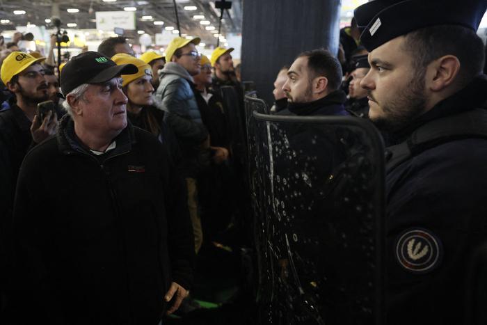 Протестующие фермеры прорвались на сельхозвыставку с участием Макрона