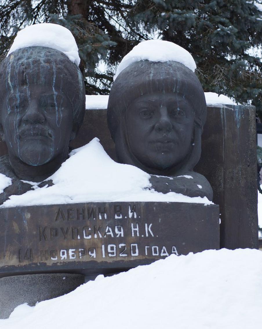 Снежная гора, или чупа-чупсы: Metro разыскало необычный памятник Ленину и Крупской