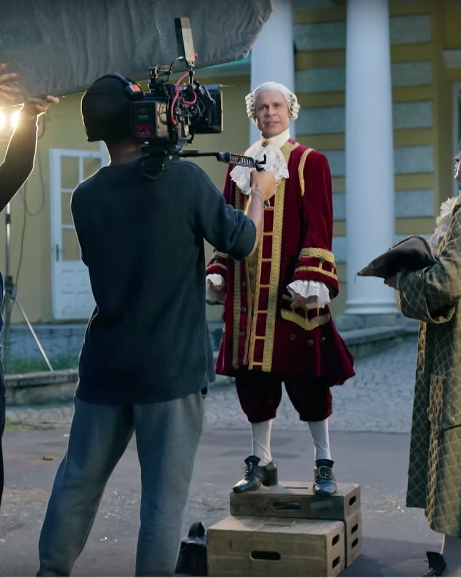 Стартует комедийный сериал "Как Деревянко Ломоносова играл". В новом сериале узнаем, как нелегко жить со звёздной болезнью