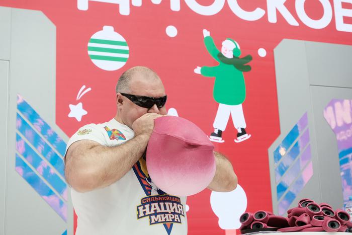 14 грелок за пять минут: русский Халк установил новый мировой рекорд