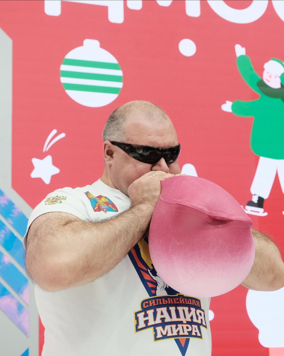 14 грелок за пять минут: русский Халк установил новый мировой рекорд