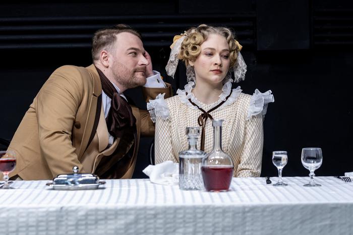 Даже если все против тебя, замуж выйти можно, доказала героиня нового спектакля Театра им. Моссовета