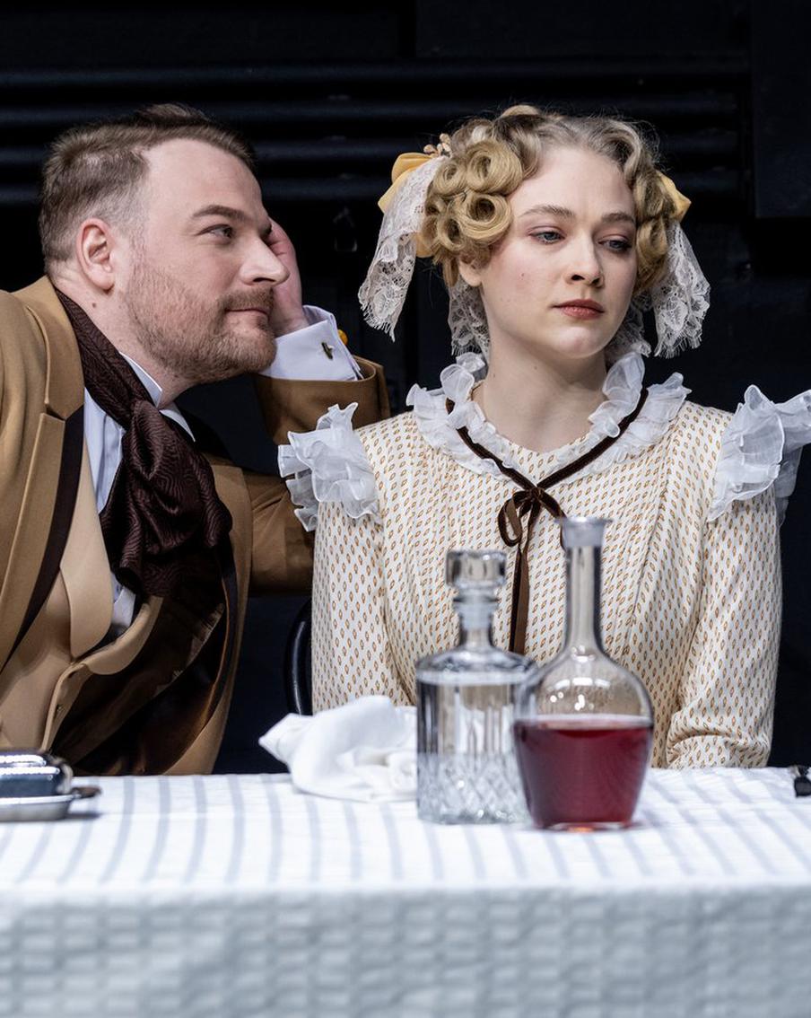 Даже если все против тебя, замуж выйти можно, доказала героиня нового спектакля Театра им. Моссовета