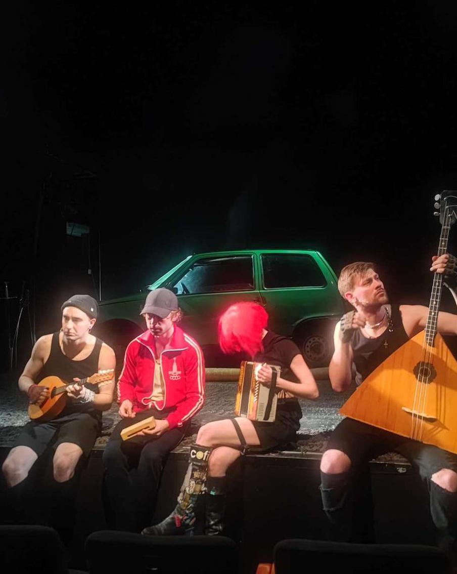 В "Сатириконе" приземлились стендаперы из будущего. В театре премьера философско-музыкального шоу "Государь-стендап"