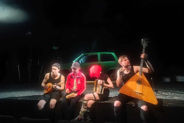 В "Сатириконе" приземлились стендаперы из будущего. В театре премьера философско-музыкального шоу "Государь-стендап"