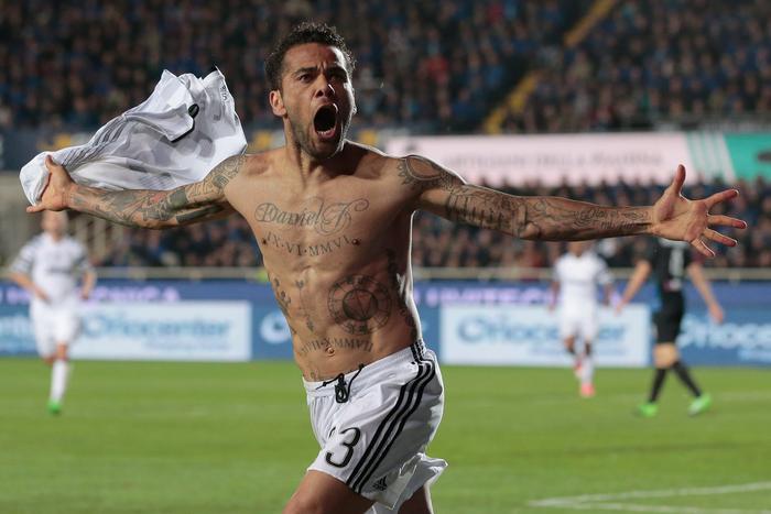 Дани Алвес превратился из героя в изгоя после решения суда о тюремном заключении