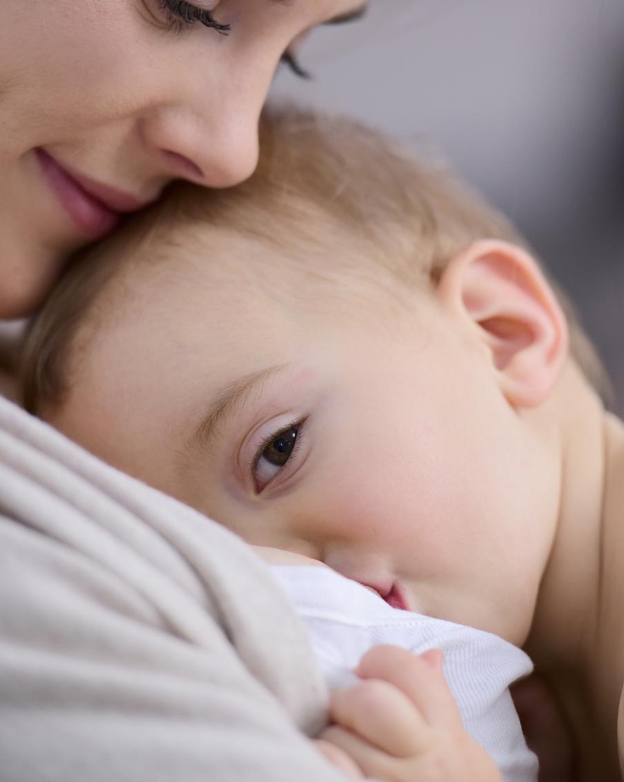 "Если не сексуализировать грудь, все мы вымрем": эксперты спорят, нужно ли защищать тех, кто кормит грудью прилюдно