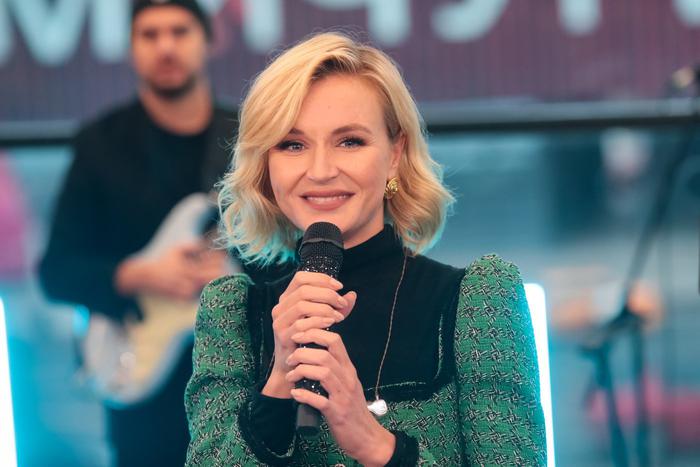 Артист при помощи жестов помог Гагариной исполнить новую песню