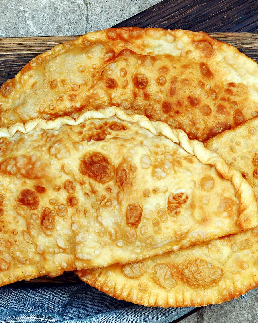 Сытные, хрустящие, с пузырьками. За что в народе любят чебуреки