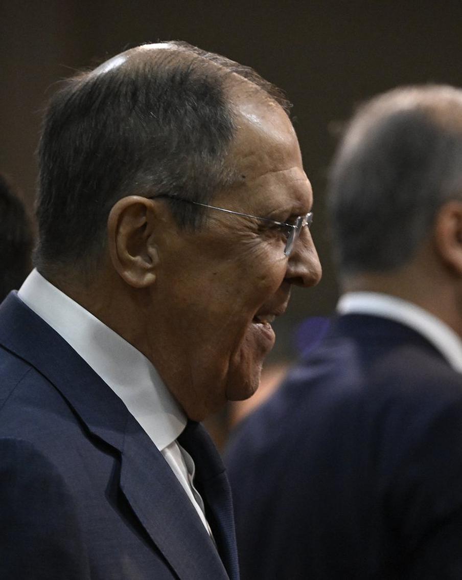 Лавров рассмеялся после вопроса об отправке войск НАТО на Украину