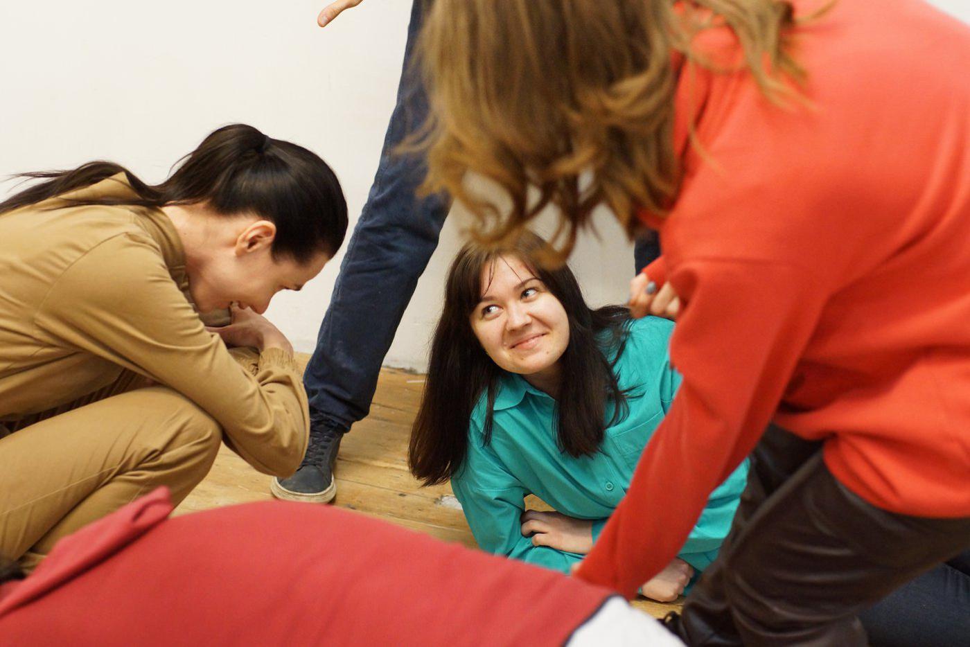 Я – садовник, который копает землю, Аня – та самая земля, которую я вскапываю, а Оксана – дождевой червяк, который вот-вот эту землю съест.