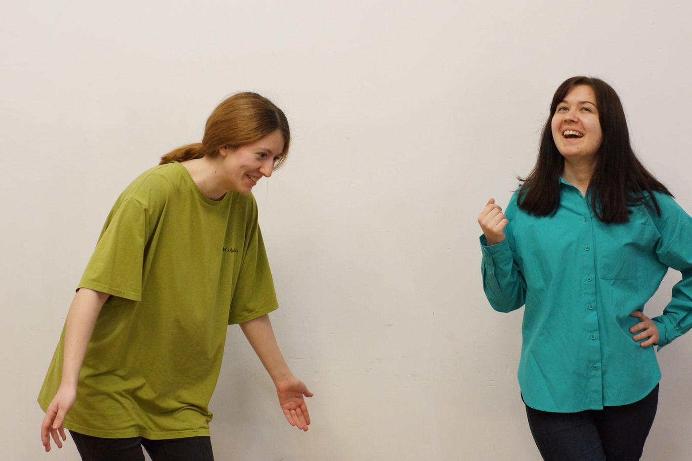 Аня и Настя играют двухголового профессора, который отвечает по принципу искусственного интеллекта одним предложением (каждая может говорить только два слова). Его спросили, как выбрать мужчину мечты... Оказывается, мужчины мечты всегда с усами.