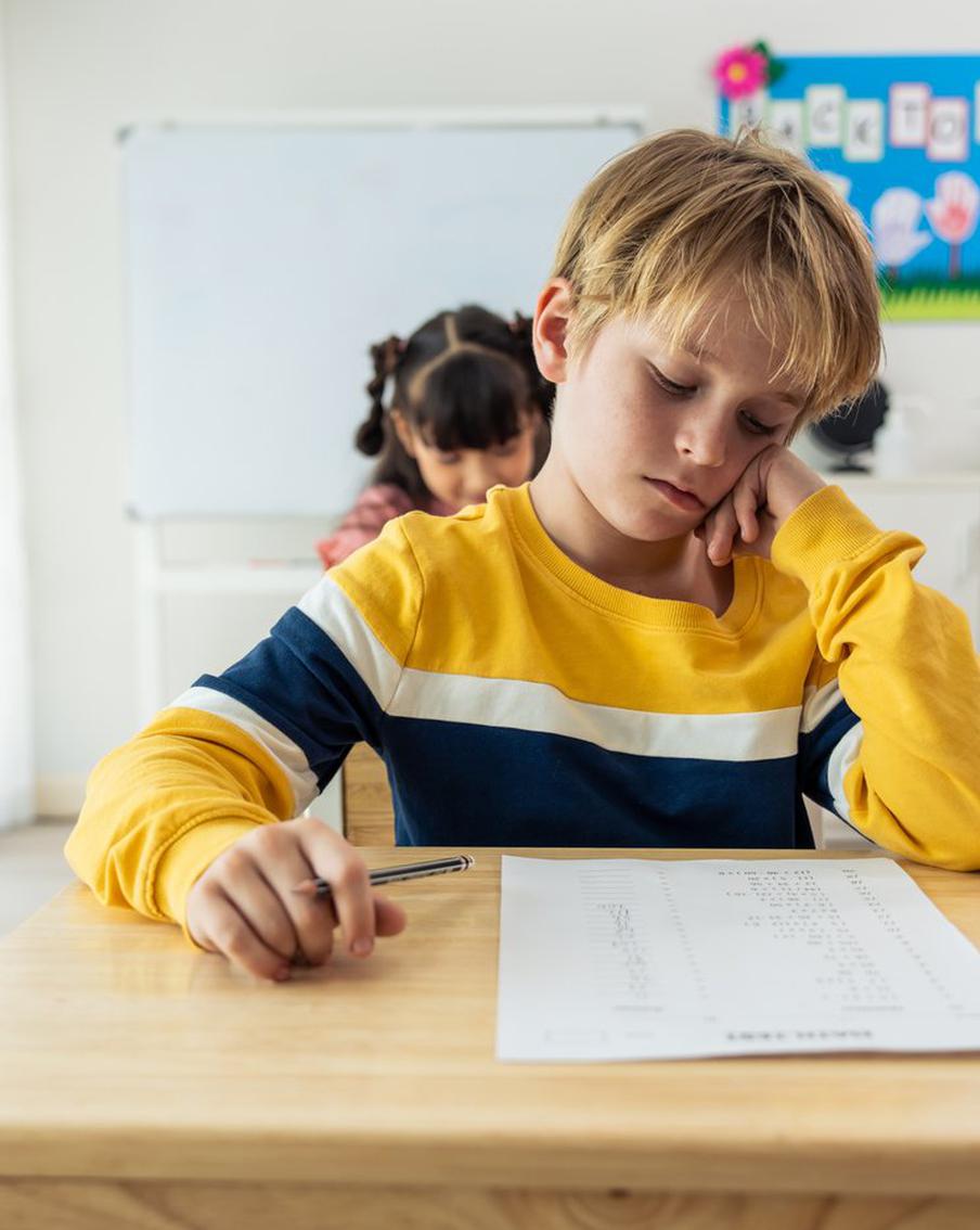 Ребёнок сильно устал от школы: как родителям помочь ему решить эту проблему