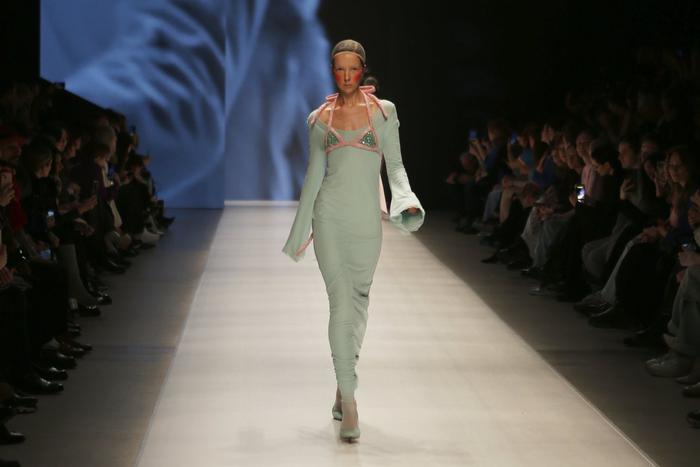 Модели-русалочки и образ Бьянки Цензори в новой коллекции московского бренда BITTE_RUHE