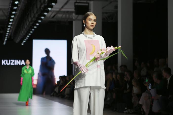 Вдохновляющая поэзия и классические силуэты на показе ульяновского бренда Kuzina