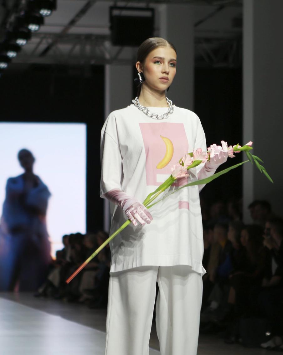 Вдохновляющая поэзия и классические силуэты на показе ульяновского бренда Kuzina