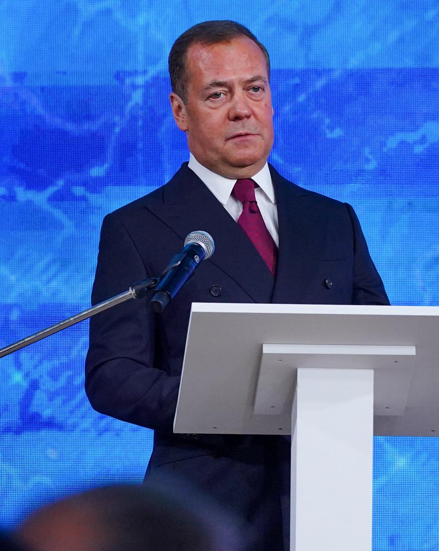 Медведев призвал понизить уровень дипотношений со странами ЕС