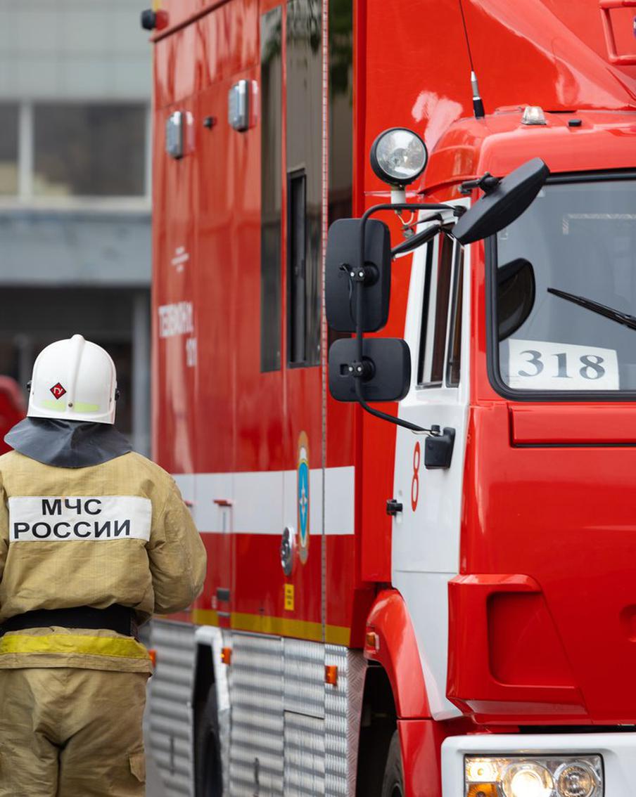 В Курской области после атаки дрона загорелся склад с топливом