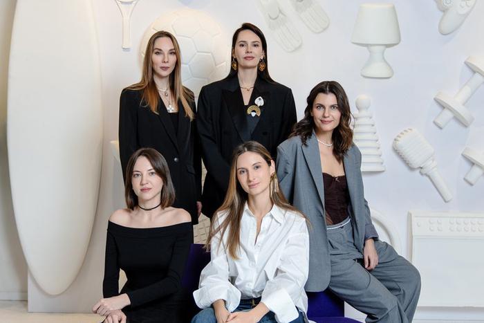 Дизайнерские броши, аромат вишни и бархатное бельё: предпринимательницы поделились идеями подарков на 8 Марта