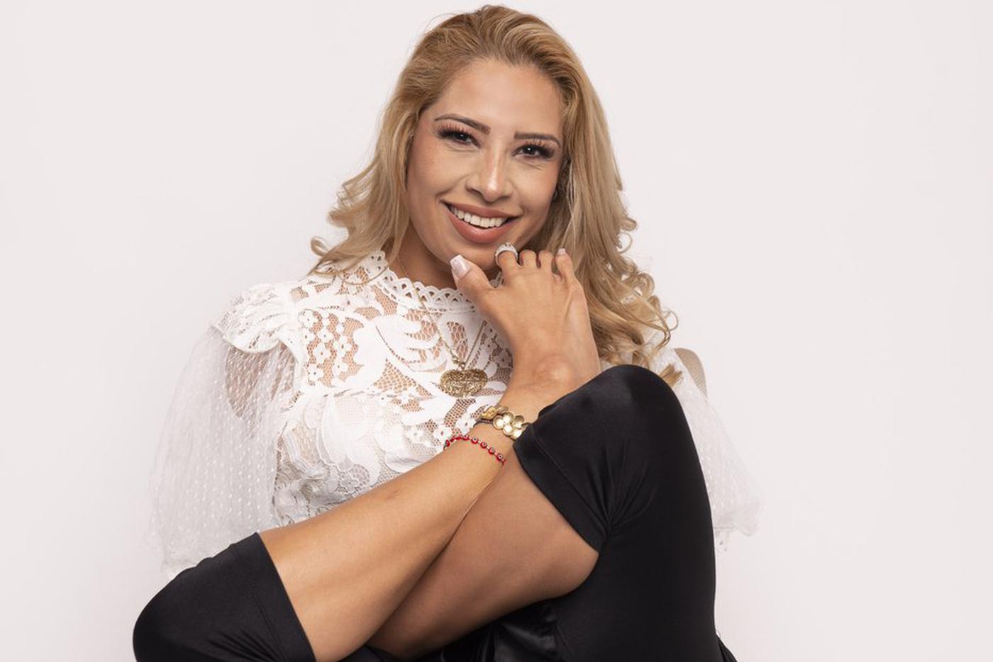 У Адриана Масиас нет рук с рождения, но она сумела построить отличную карьеру