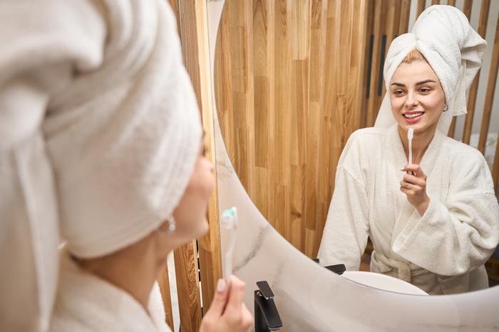 Чувствительность зубов может помешать вам есть мороженое и любимые кислые фрукты