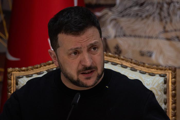 Зеленский раскритиковал призыв папы римского к переговорам с Россией