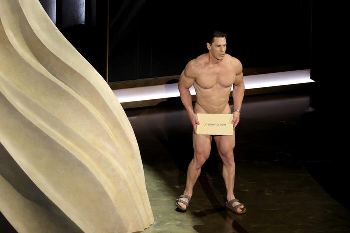 Голые и счастливые: собрали лучшие моменты церемонии вручения "Оскара"-2024