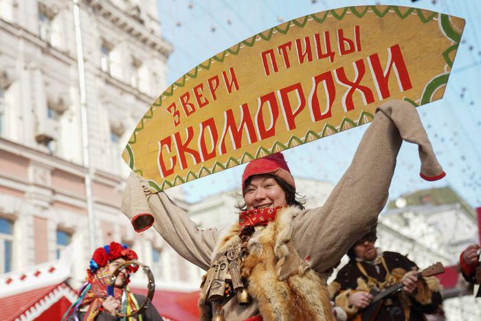 Залезть на масленичный столб, наесться блинов и сняться в кино: чем заняться в Москве на Широкую Масленицу