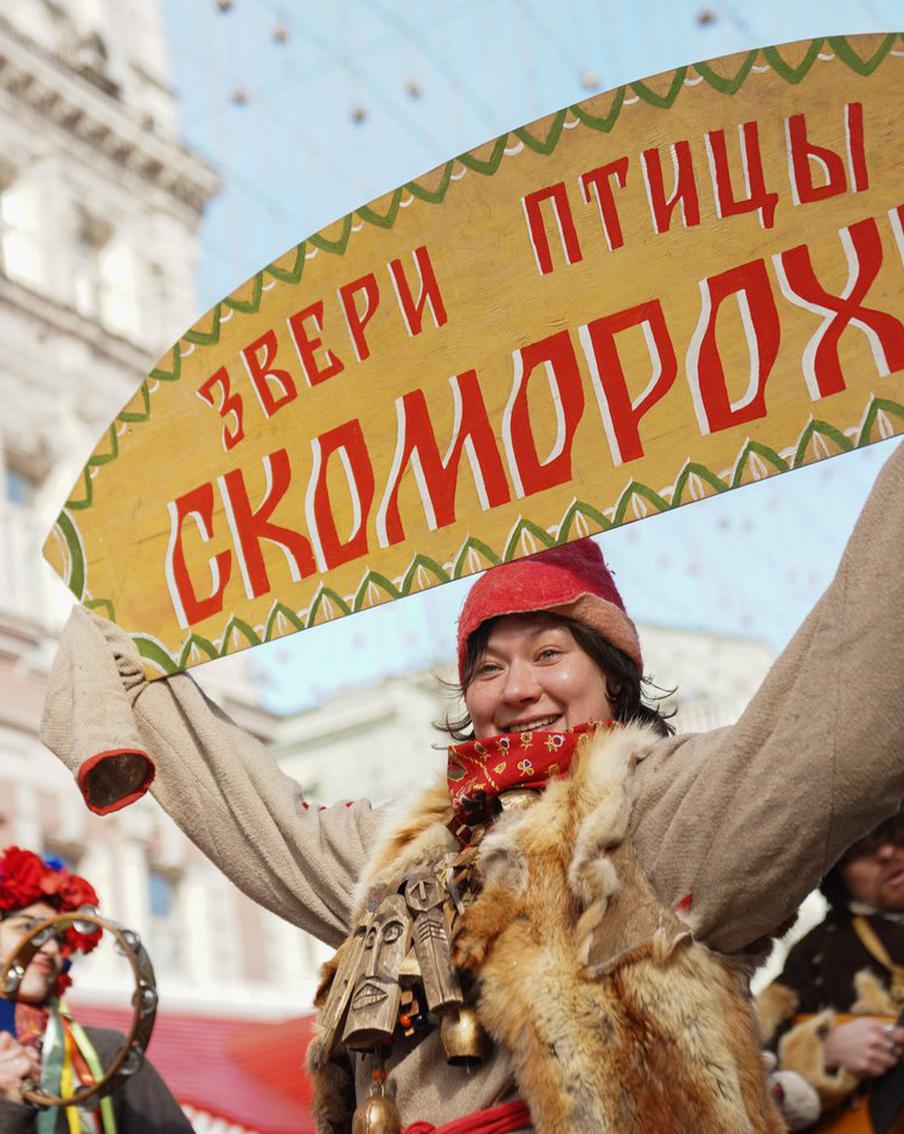 Залезть на масленичный столб, наесться блинов и сняться в кино: чем заняться в Москве на Широкую Масленицу