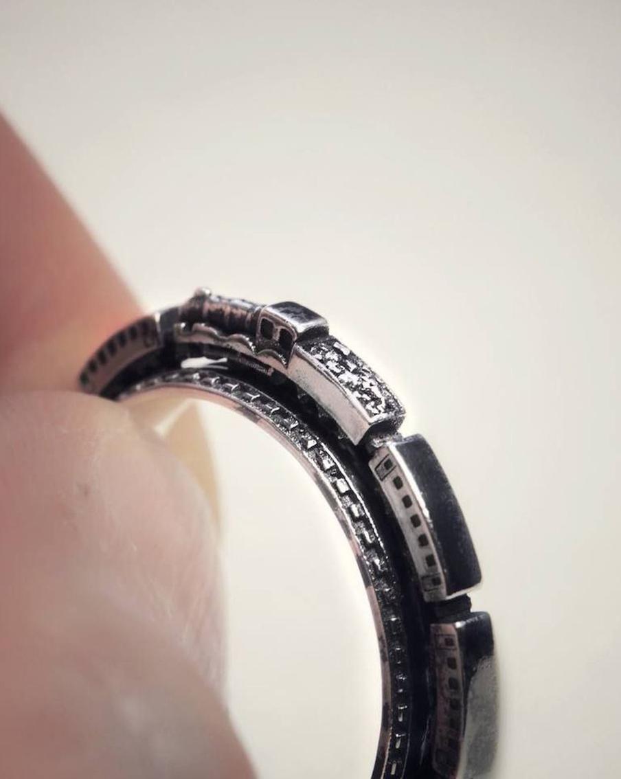 И всё-таки оно вертится! 14-летний ювелир придумал кольцо-спиннер с поездами метро