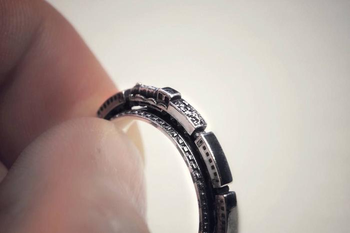 И всё-таки оно вертится! 14-летний ювелир придумал кольцо-спиннер с поездами метро