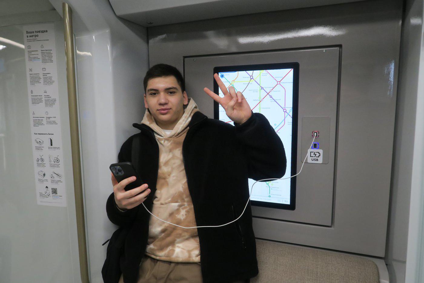 По зелёной ветке столичного метрополитена начали движение новые поезда ...