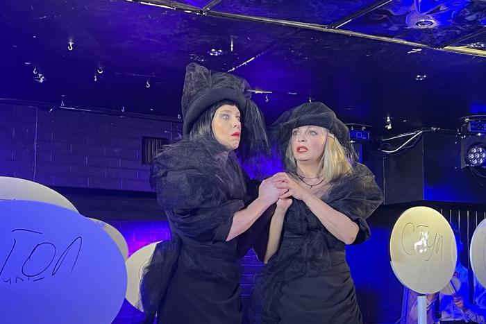 Место по центру заняла самая молчаливая дама