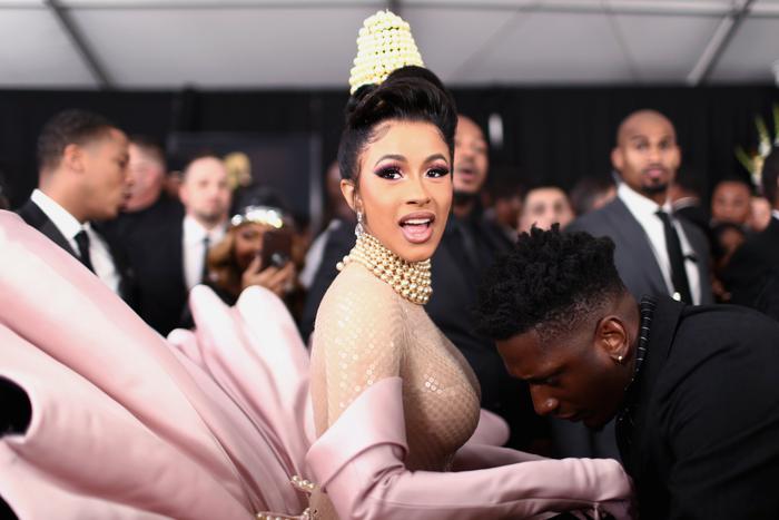 Покопались в архивах: звёзды носят раритетные наряды дизайнеров