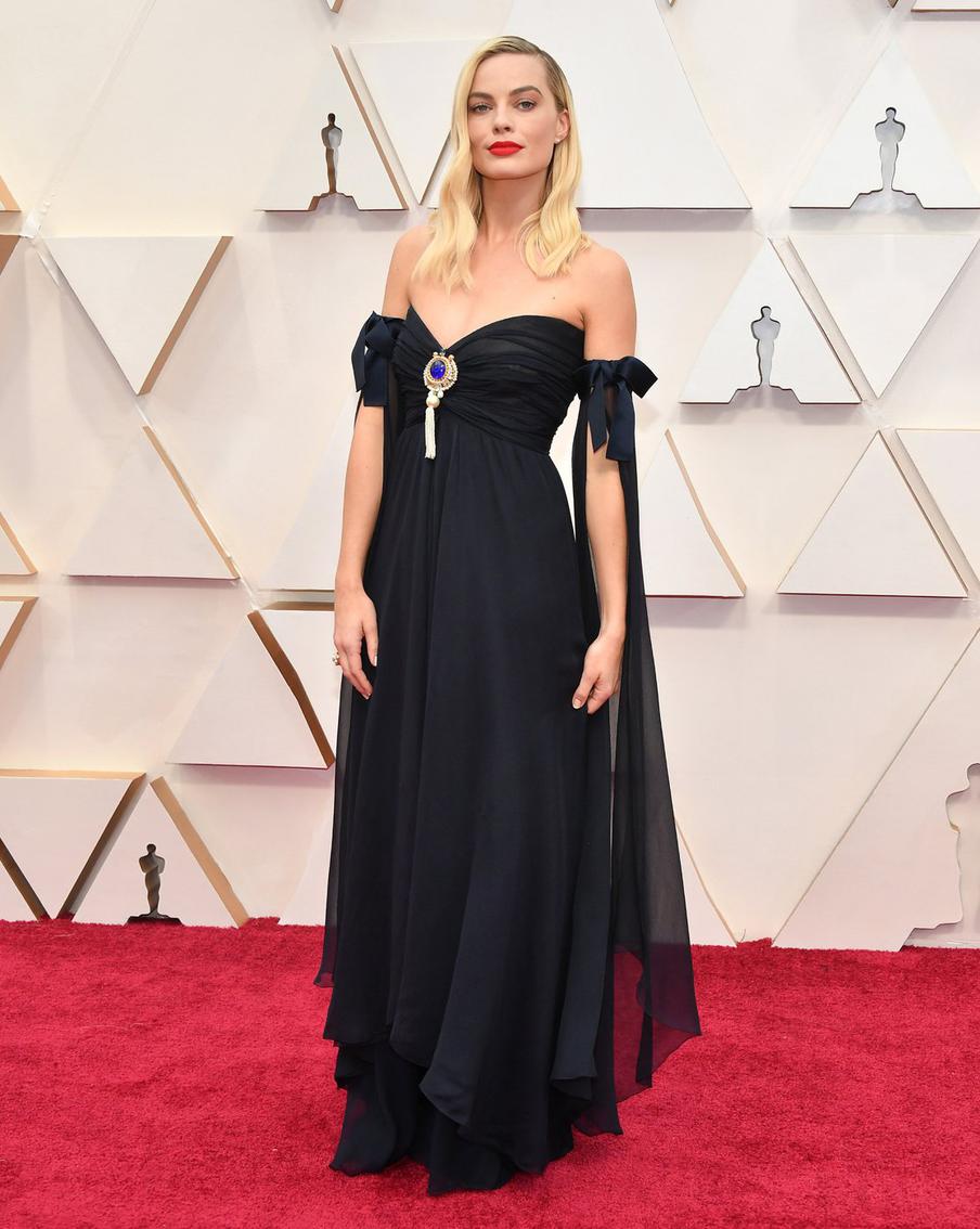 Марго Робби в платье Chanel из коллекции 1994 года на красной дорожке премии "Оскар", 2020 год.