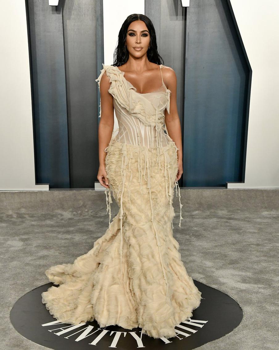 Ким Кардашьян в платье Alexander McQueen из коллекции 2003 года на вечеринке Vanity Fair в 2020 году.