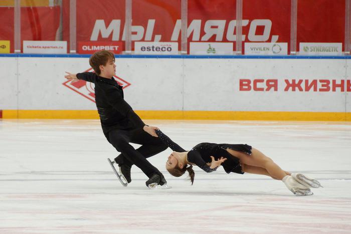 Спортсмены олимпийского резерва выступили в шоу фигурного катания. Metro узнало, почему им нельзя смотреть в лёд, и что они запоминают в зрителях