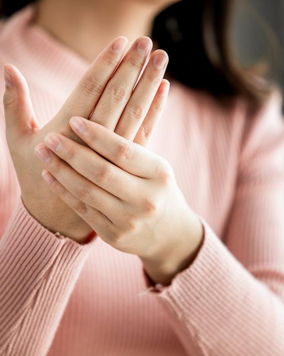 Врач рассказал, почему у нас время от времени начинают неметь пальцы рук