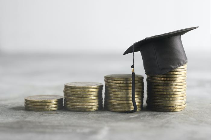 Что происходит со студенческими стипендиями в России: нужно ли их поднимать и как это можно сделать