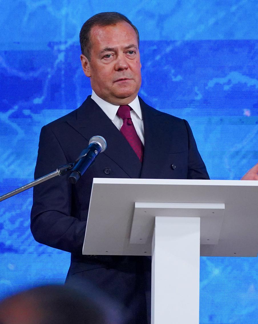 Медведев назвал угрожающего РФ президента Латвии ничтожеством