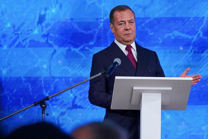Медведев назвал угрожающего РФ президента Латвии ничтожеством