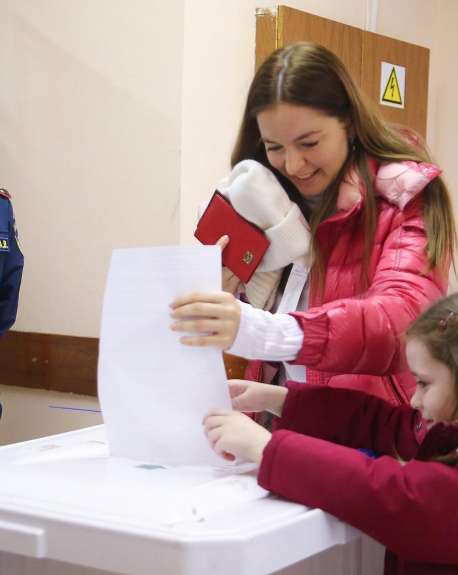 Процесс голосования проходит без нарушений. Такие данные приводит Общественный штаб по наблюдению за выборами президента России