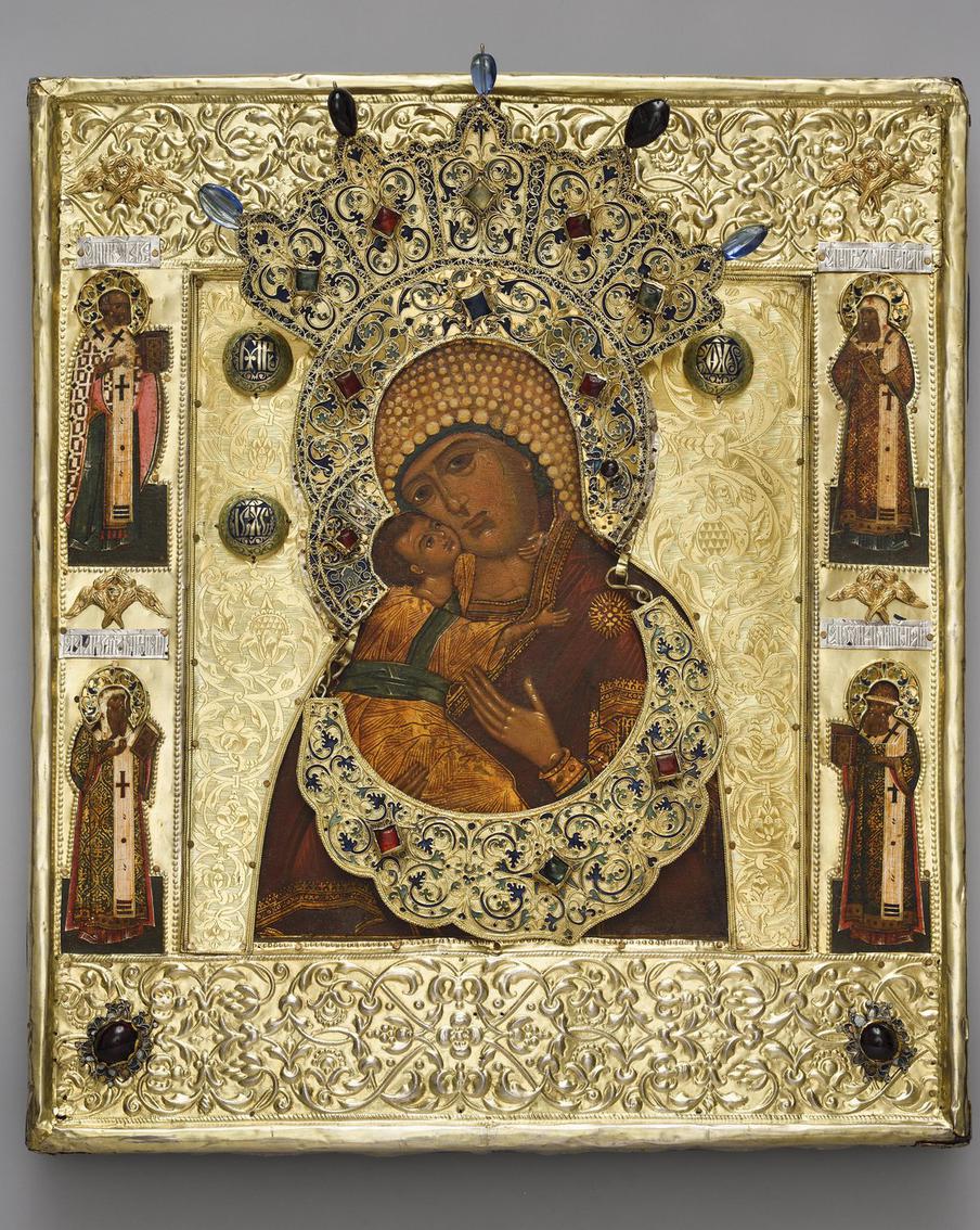 Икона "Богоматерь Владимирская" с окладом. Россия, Москва. Конец XVII – начало XVIII вв. Дерево, левкас, ткань, серебро, камни, стекло; темпера яичная, чеканка, резьба, эмаль, скань, чернь, золочение. Из собрания П. Ф. Карабанова. Музеи Московского Кремля.